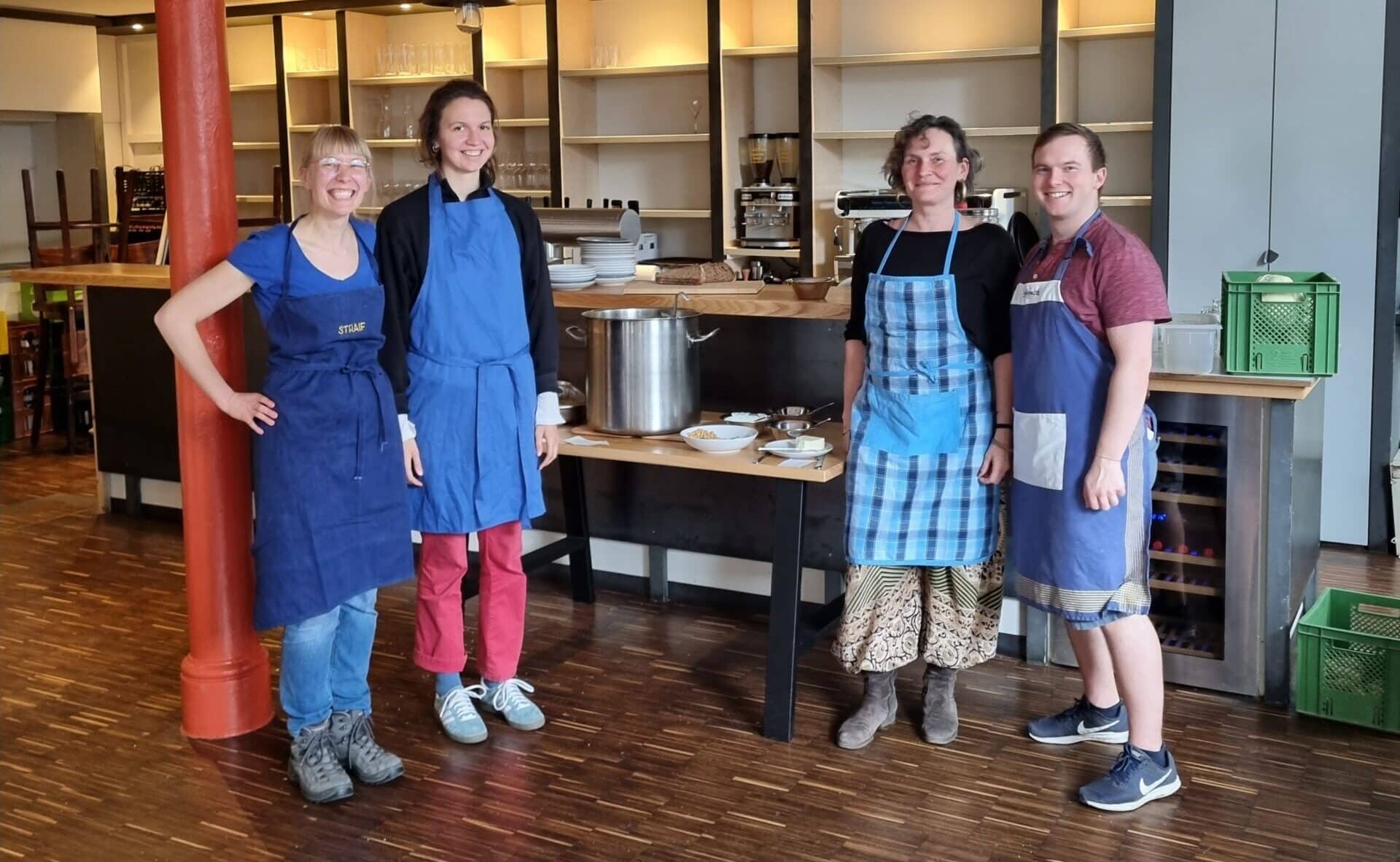 Küche für alle: Linsensalat, Pinke Nudeln & Streuselkuchen